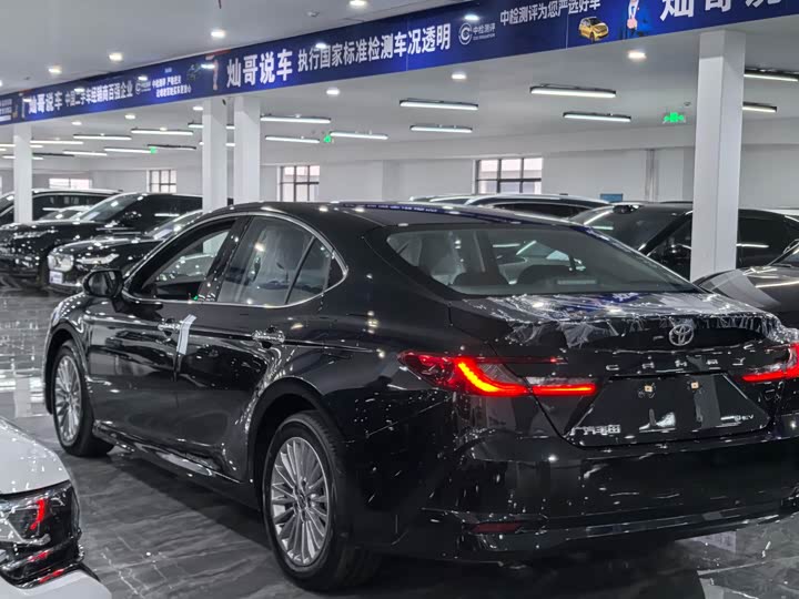 Фото 5 - Toyota Camry