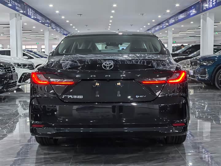 Фото 6 - Toyota Camry