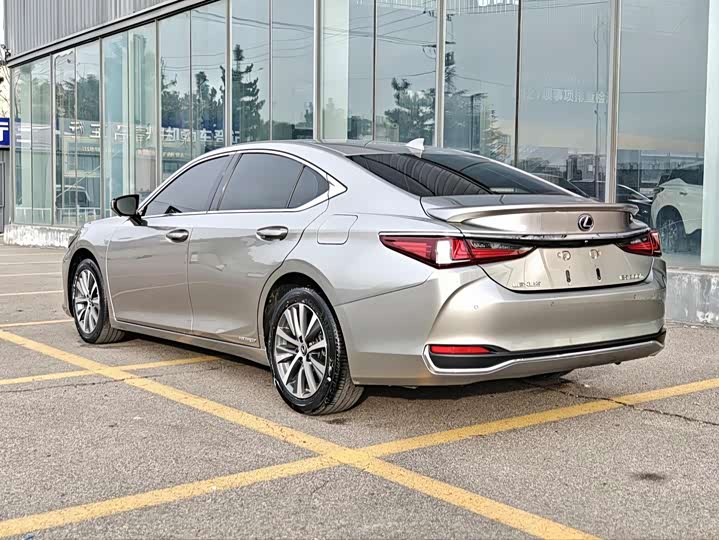Фото 4 - Lexus ES