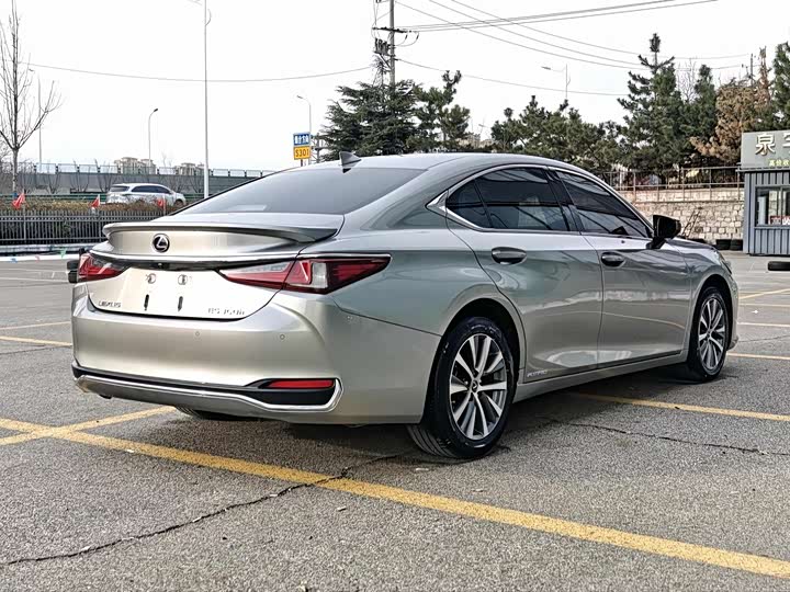 Фото 6 - Lexus ES