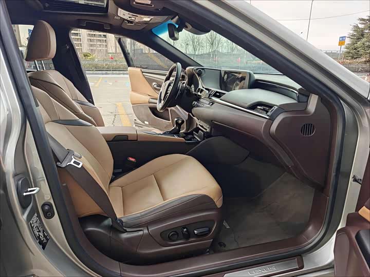 Фото 8 - Lexus ES