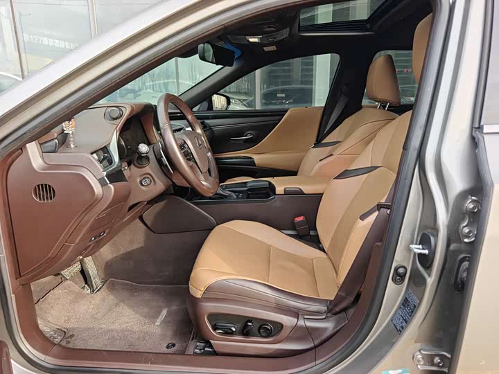 Фото 9 - Lexus ES