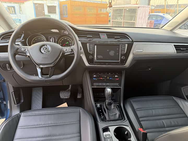 Фото 4 - Volkswagen Touran L