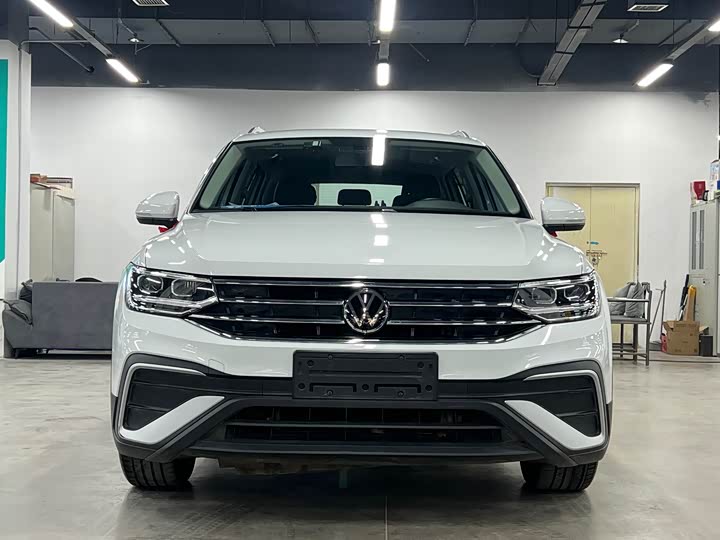 Фото 2 - Volkswagen Tiguan L Pro