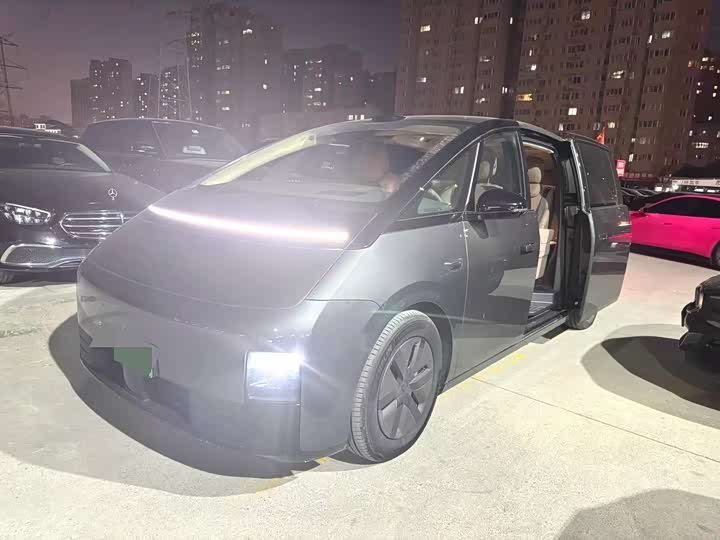 Фото 1 - LiXiang Mega