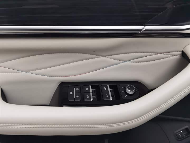 Фото 9 - Geely Monjaro