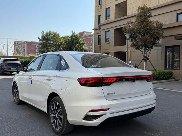 Фото 7 - Geely Emgrand