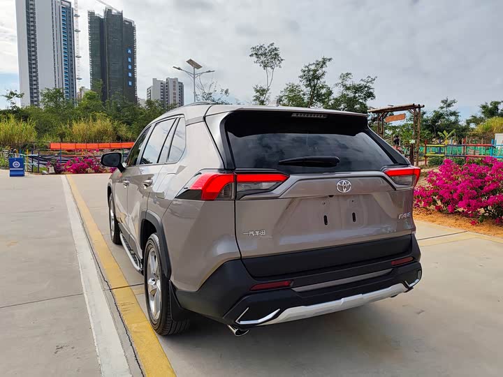 Фото 4 - Toyota RAV4