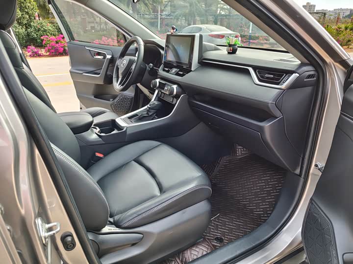 Фото 6 - Toyota RAV4