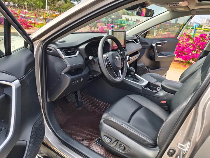 Фото 7 - Toyota RAV4