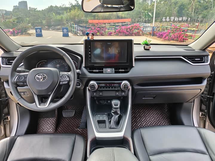 Фото 9 - Toyota RAV4