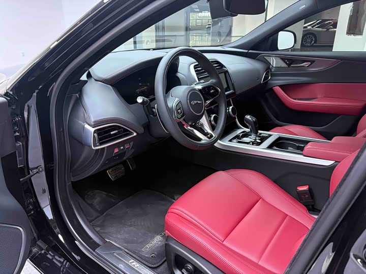 Фото 4 - Jaguar XE L