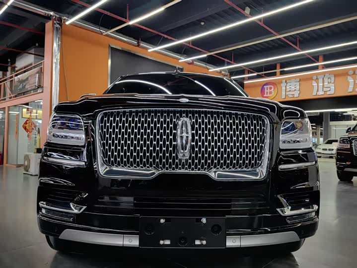 Фото 2 - Lincoln Navigator