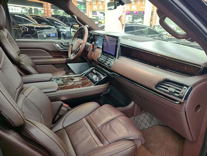 Фото 4 - Lincoln Navigator