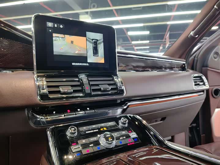 Фото 8 - Lincoln Navigator