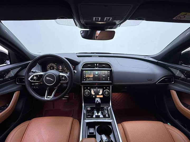 Фото 7 - Jaguar XE L