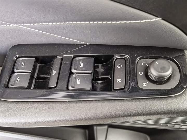 Фото 9 - Geely Emgrand