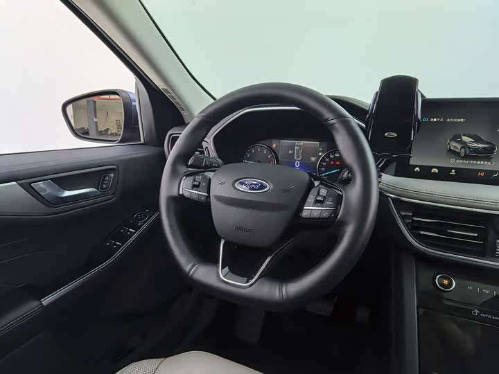 Photo 8 - Ford Escape