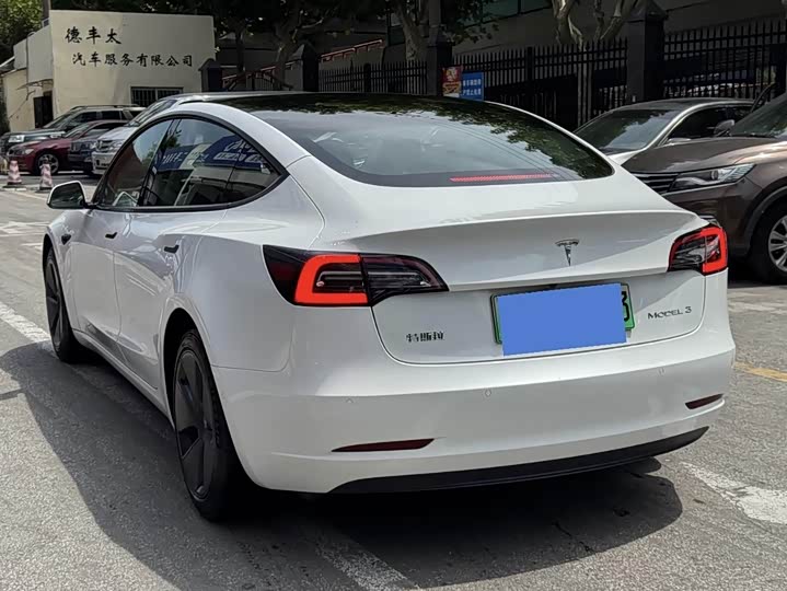 Фото 3 - Tesla Model 3