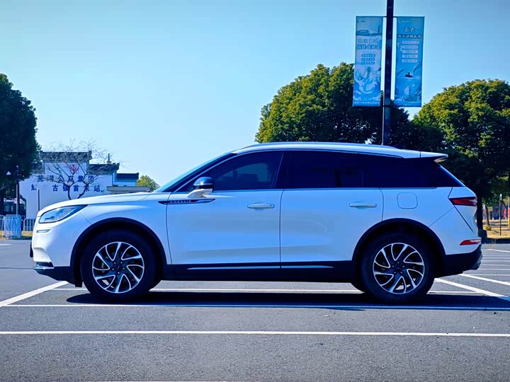 Photo 4 - Lincoln Corsair