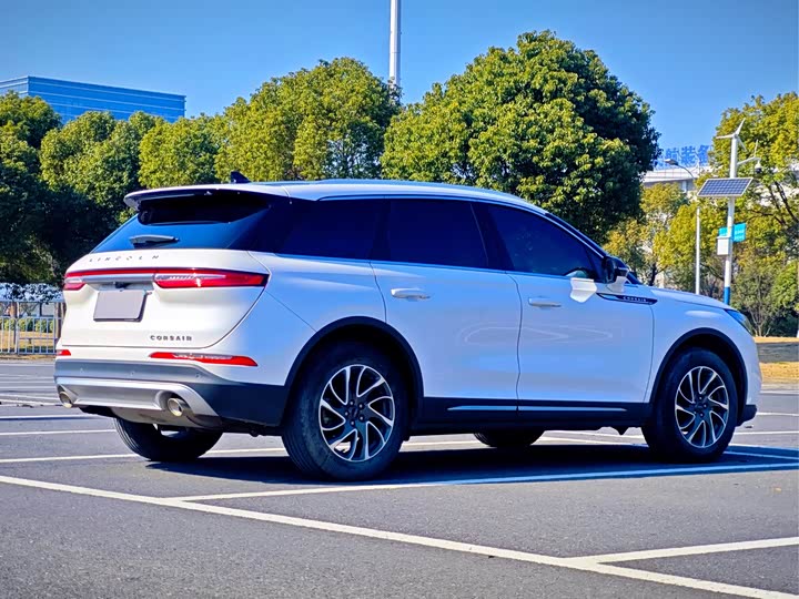 Photo 7 - Lincoln Corsair