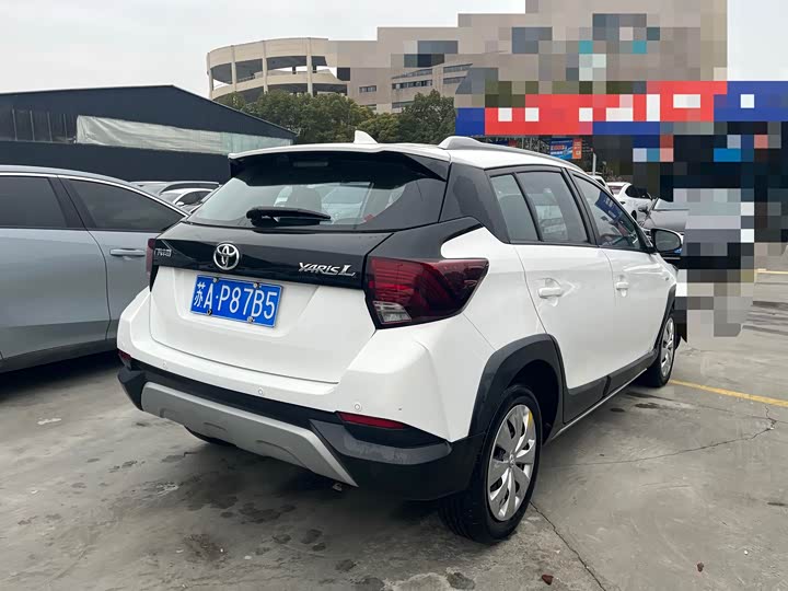 Фото 4 - Toyota Yaris L Hatchback