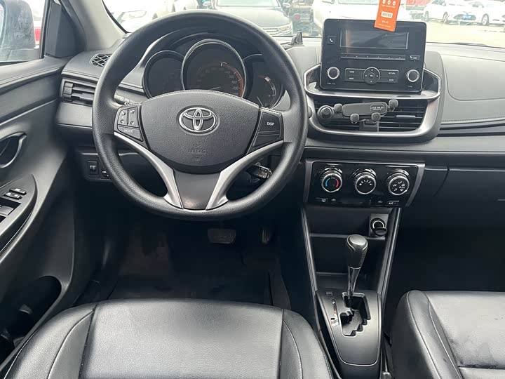 Фото 8 - Toyota Yaris L Hatchback