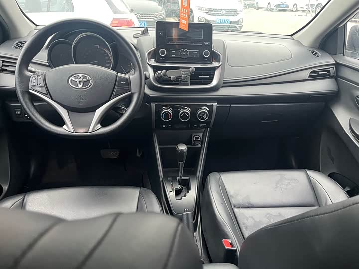 Фото 9 - Toyota Yaris L Hatchback