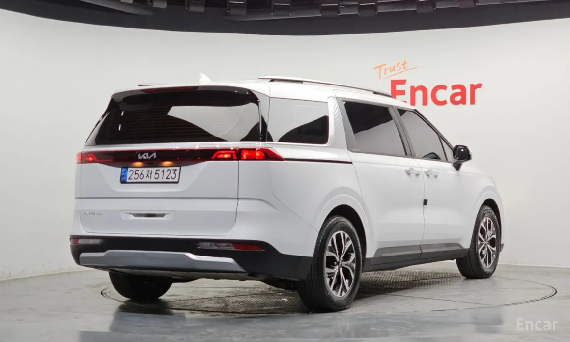 Фото 2 - Kia Carnival