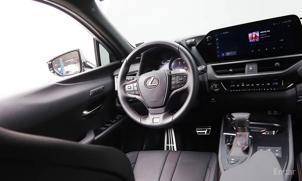 Фото 19 - Lexus UX