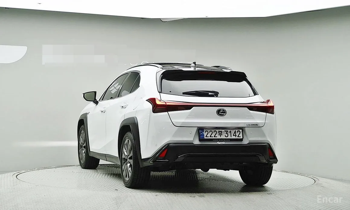 Фото 2 - Lexus UX