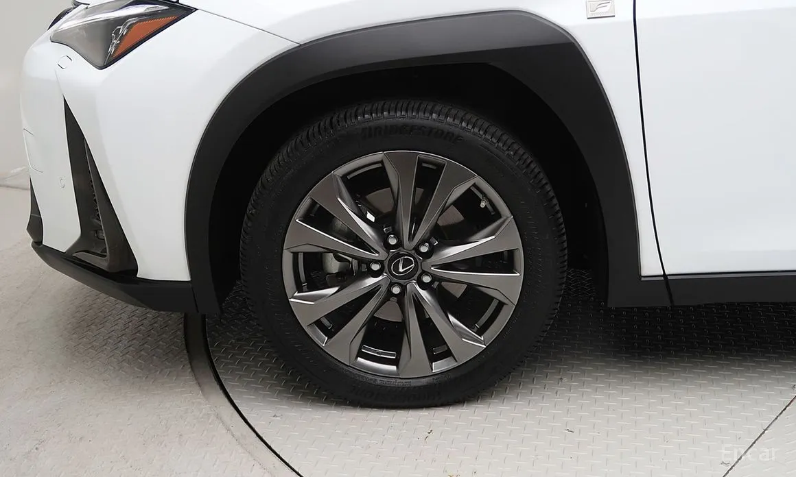 Фото 5 - Lexus UX