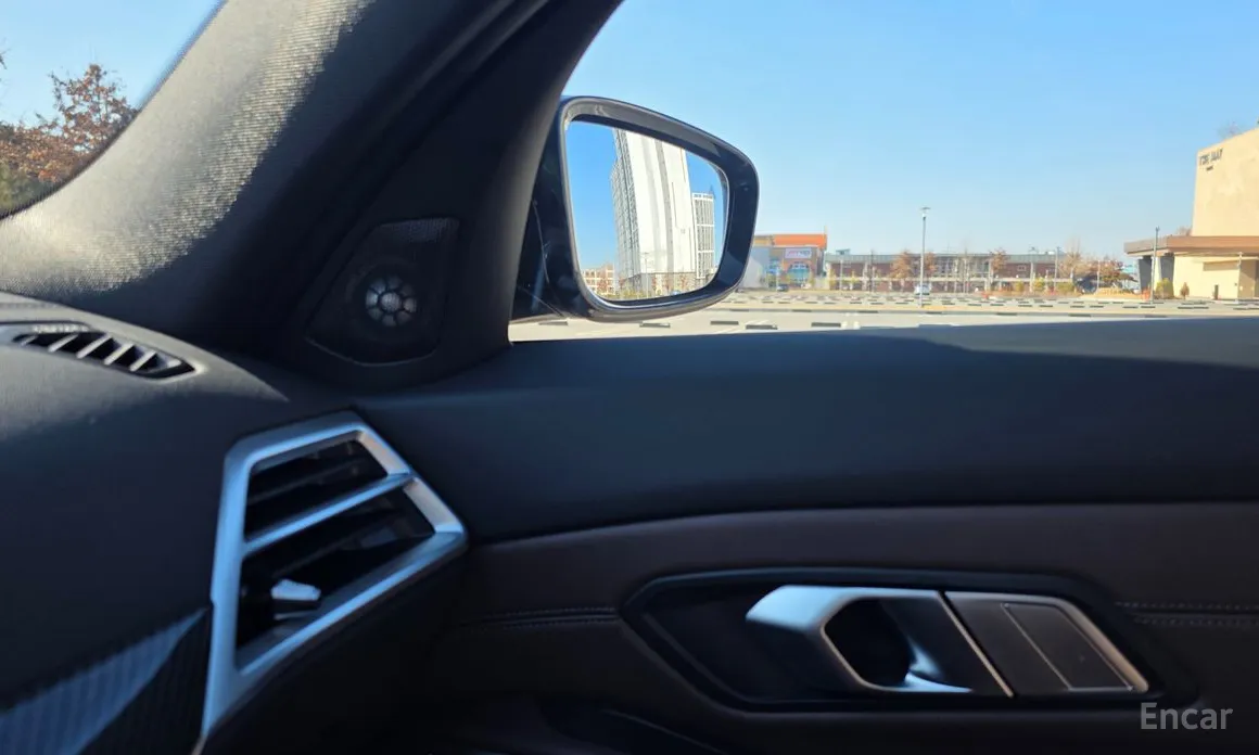 Photo 16 - BMW 3 Series