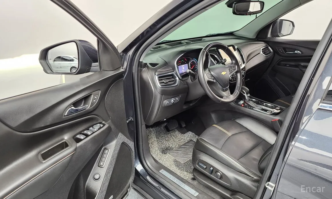 Photo 10 - Chevrolet Equinox