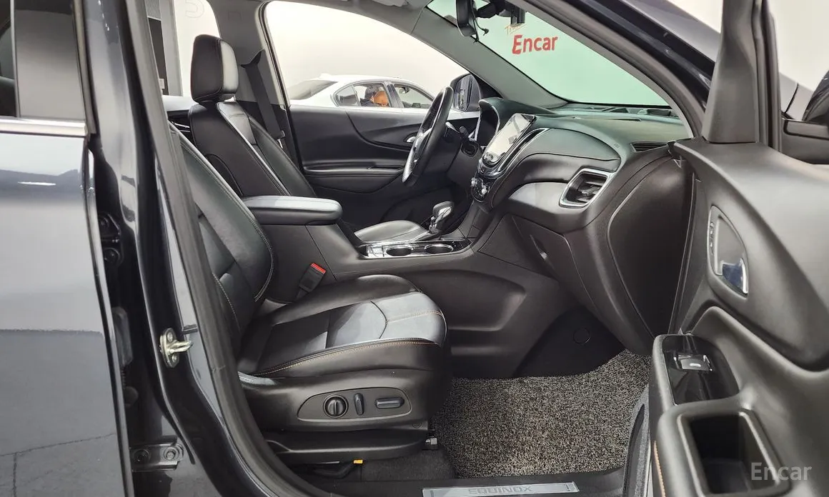 Photo 11 - Chevrolet Equinox