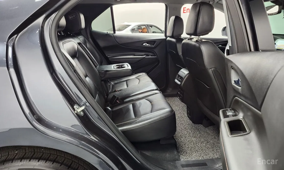 Photo 12 - Chevrolet Equinox