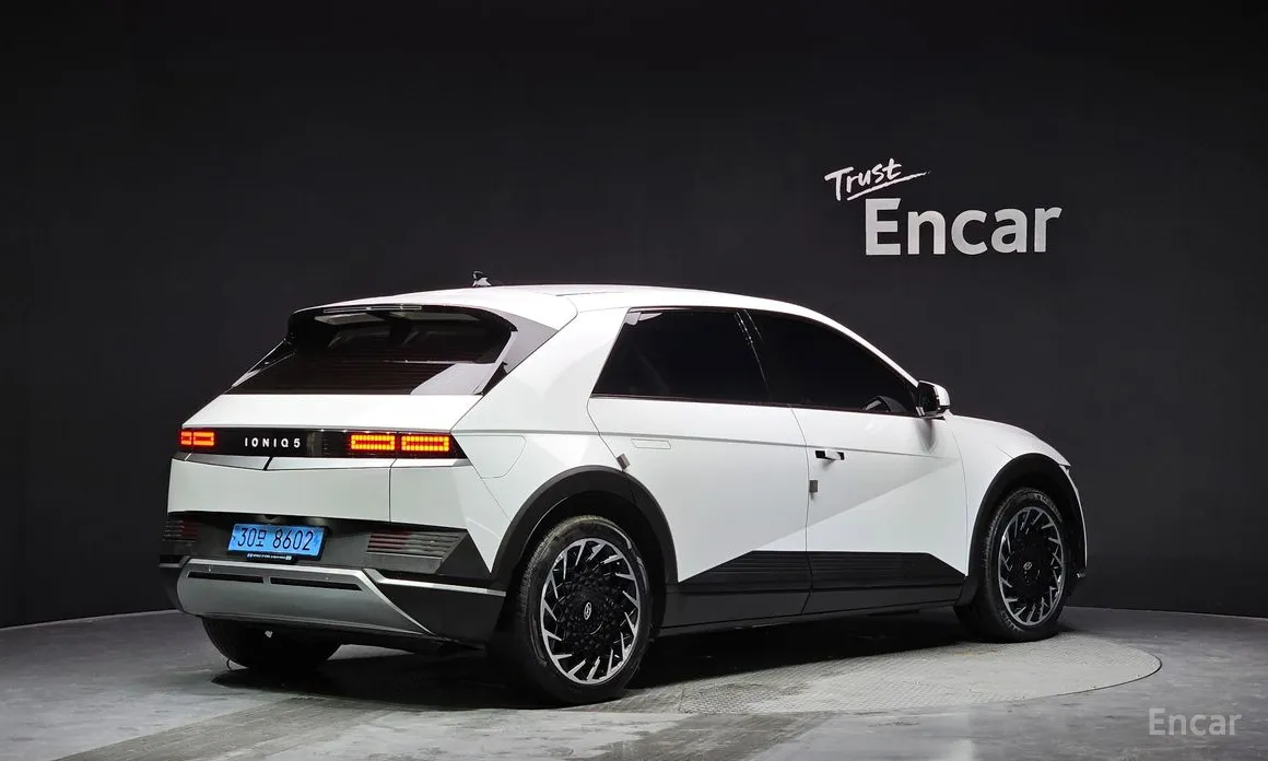 Photo 2 - Hyundai Ioniq 5