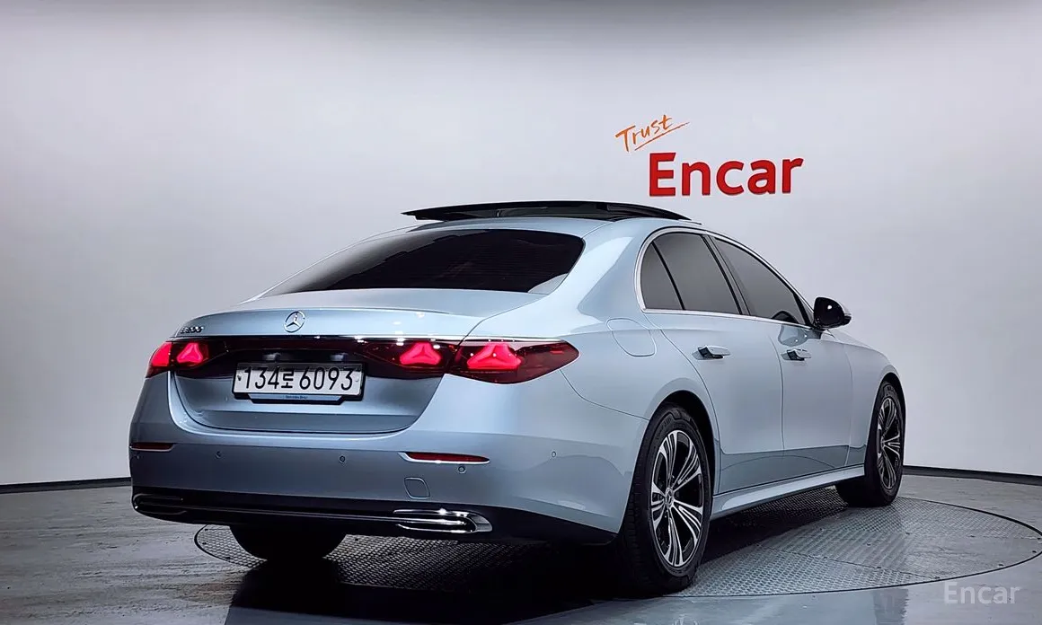 Фото 2 - Mercedes-Benz E-Class