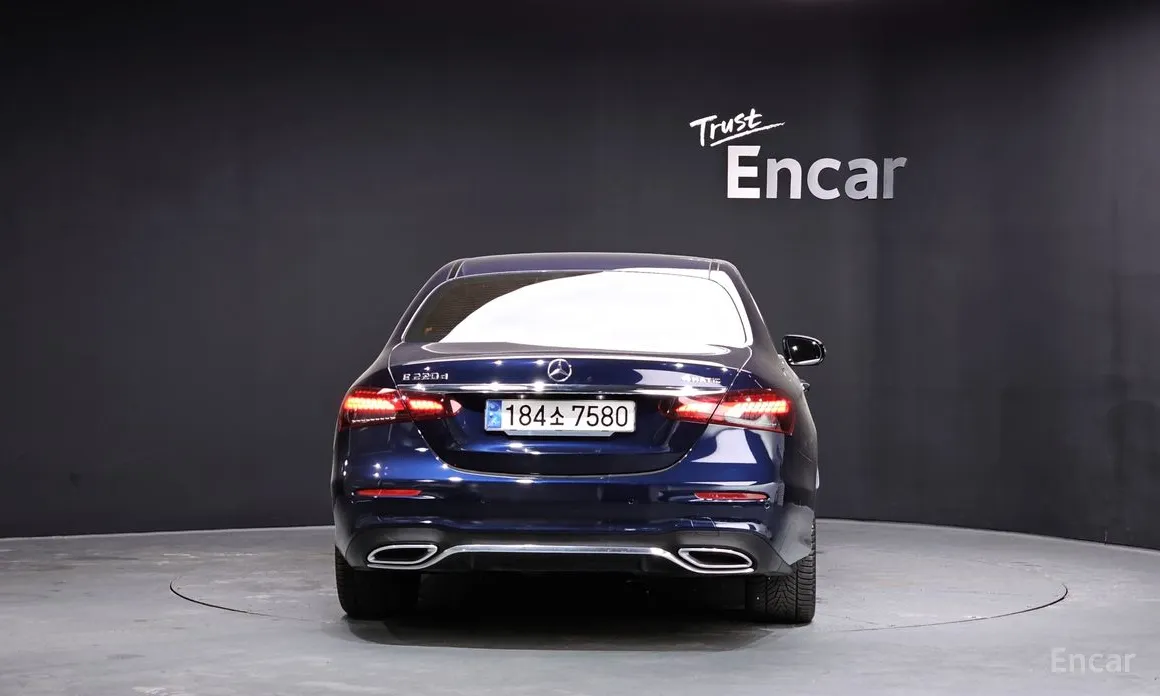 Фото 4 - Mercedes-Benz E-Class