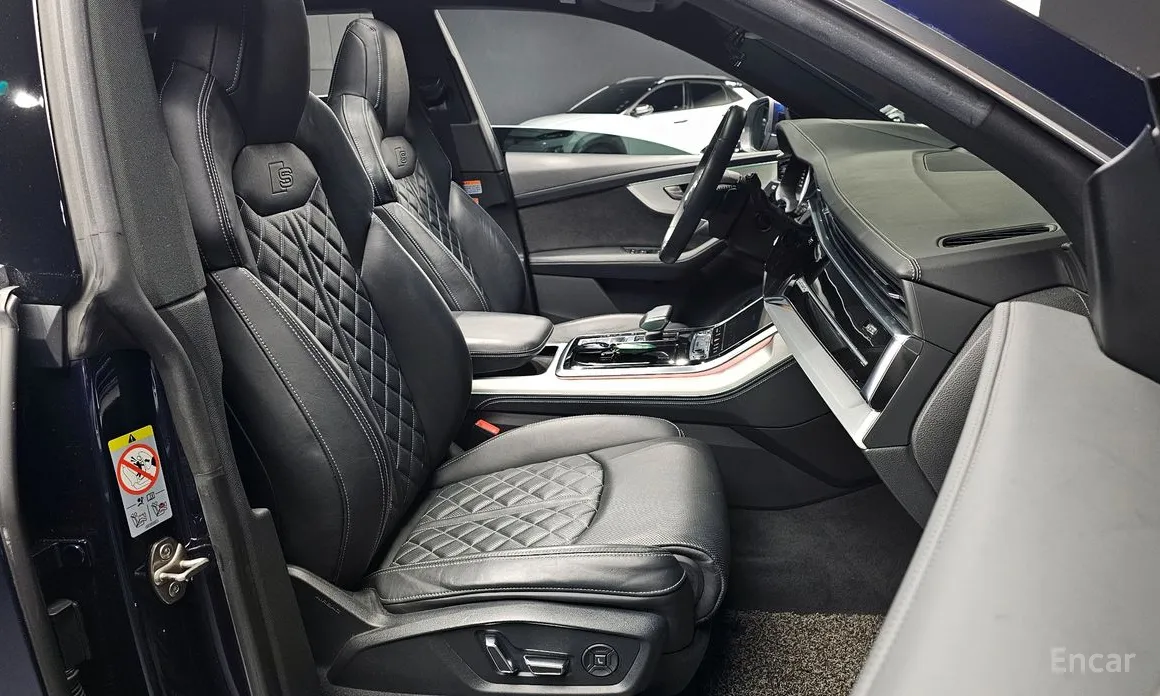 Фото 10 - Audi Q8