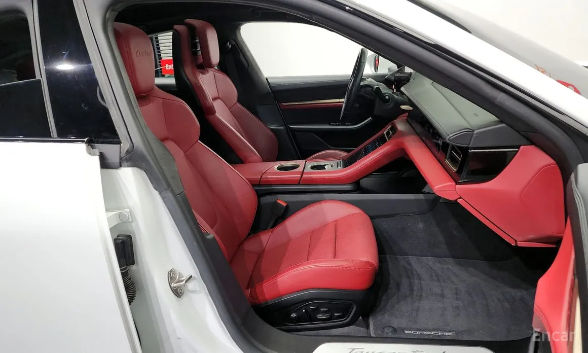 Фото 11 - Porsche Taycan