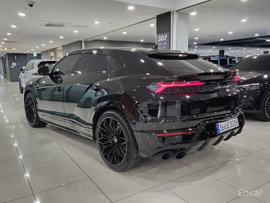 Фото 2 - Lamborghini Urus