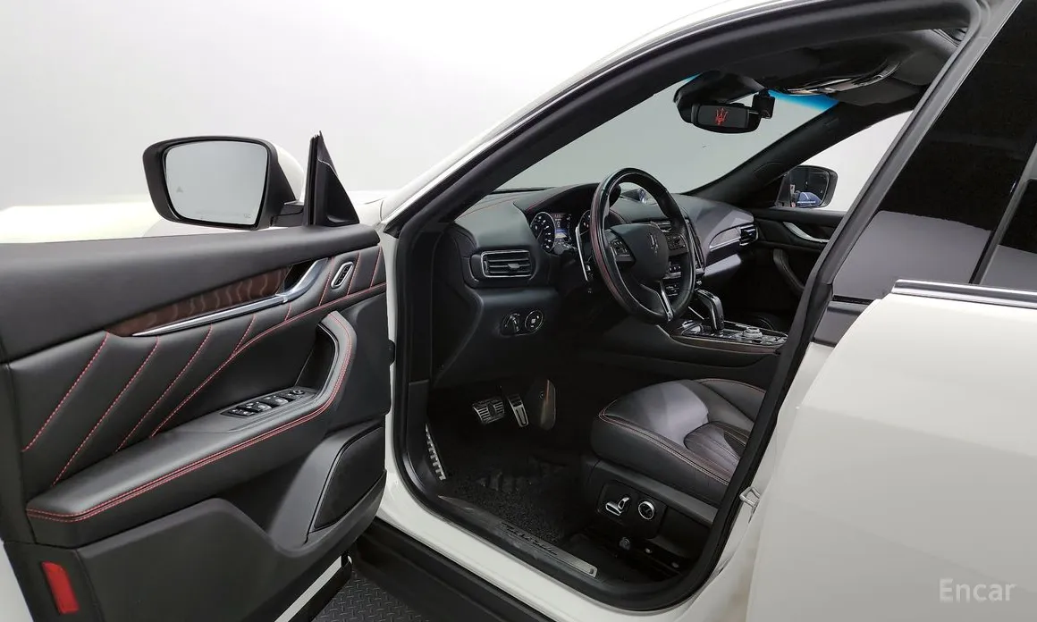 Фото 10 - Maserati Levante