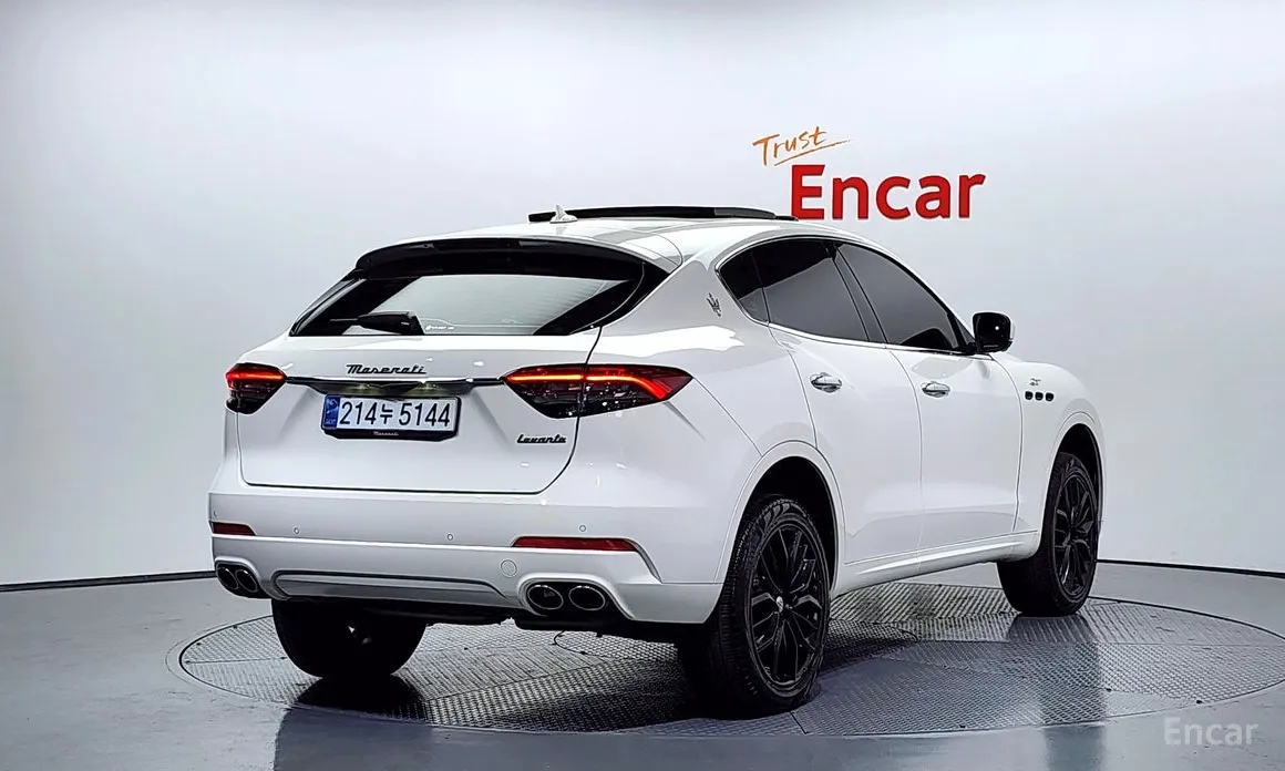 Фото 2 - Maserati Levante