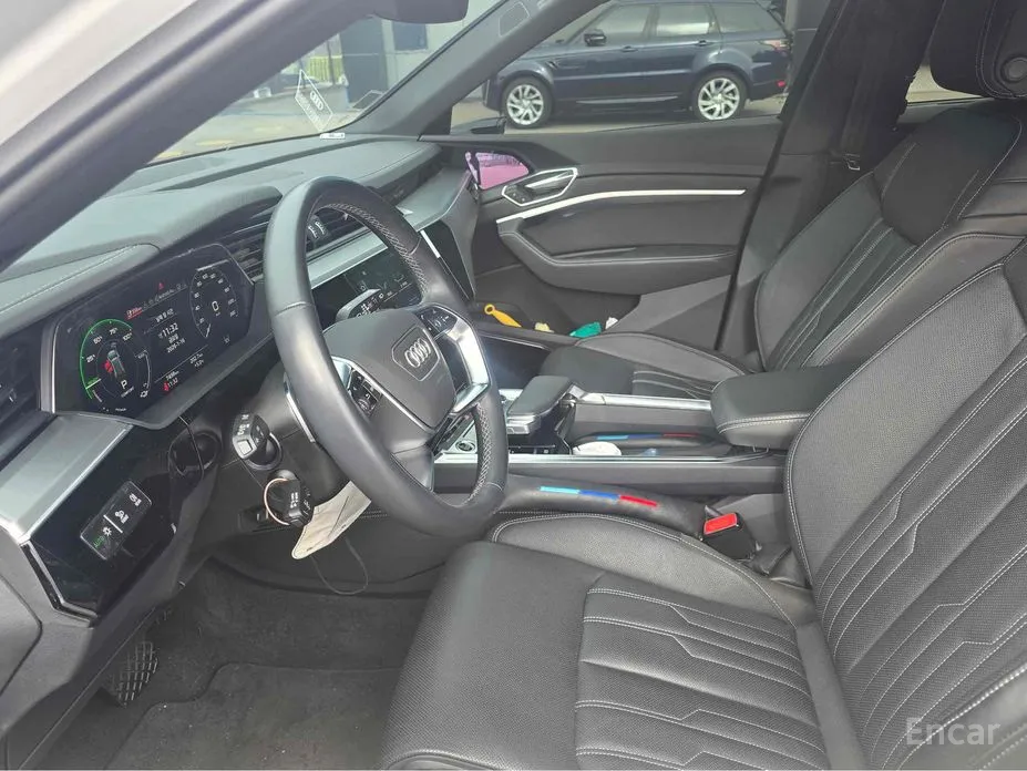 Фото 10 - Audi Q8 e-tron