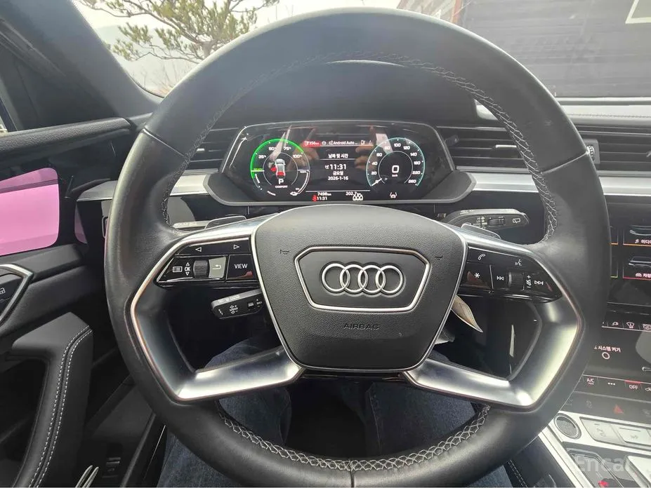 Фото 12 - Audi Q8 e-tron