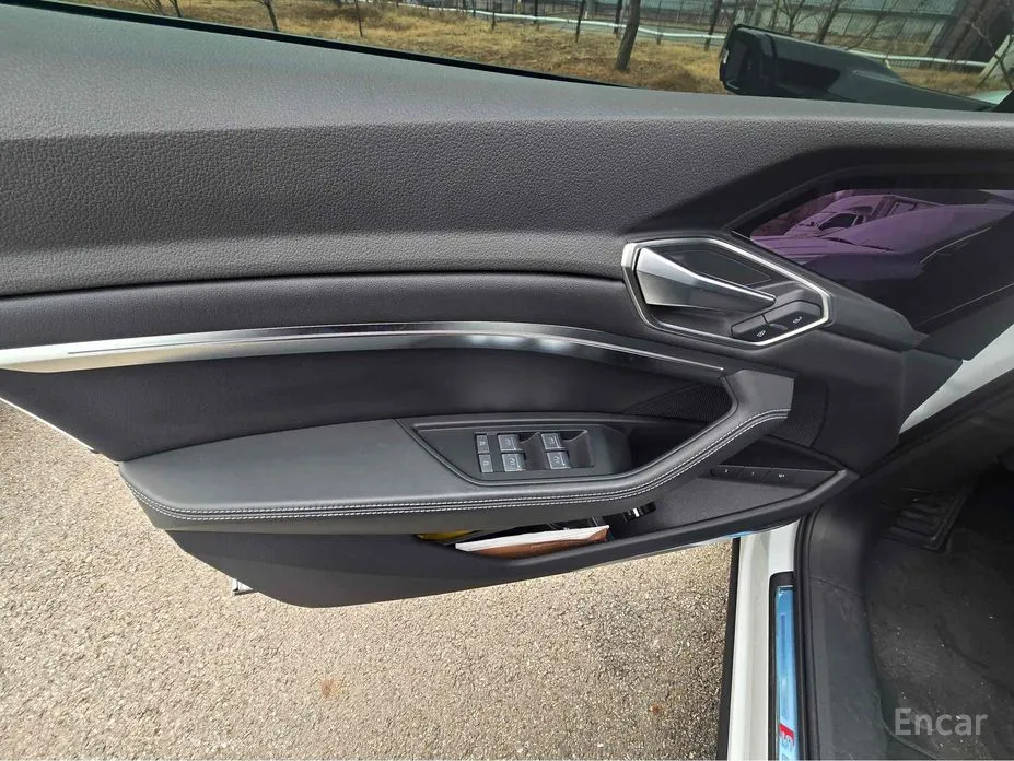 Фото 13 - Audi Q8 e-tron