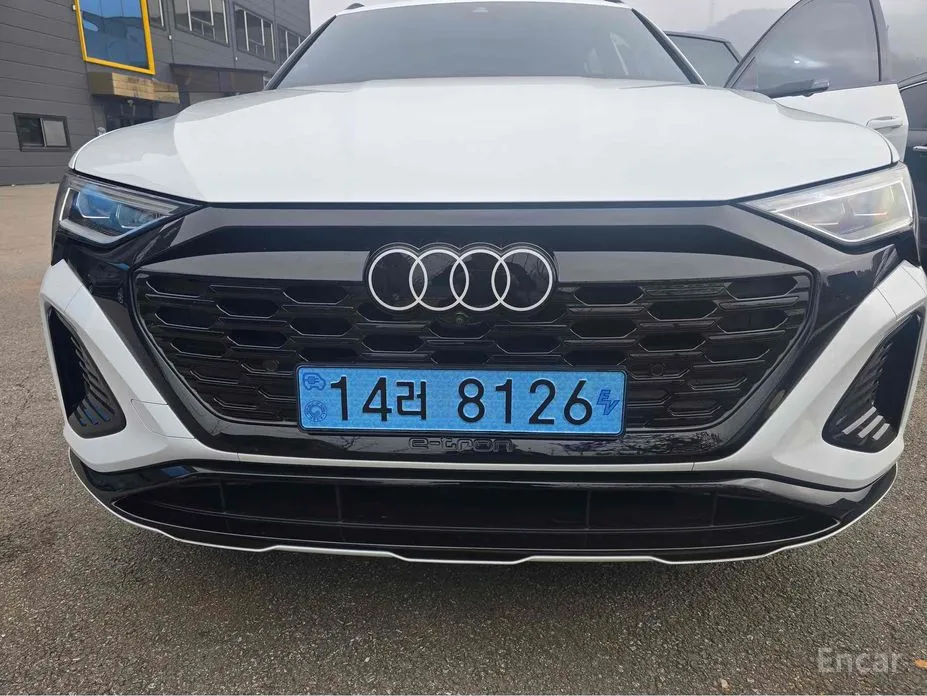 Фото 4 - Audi Q8 e-tron