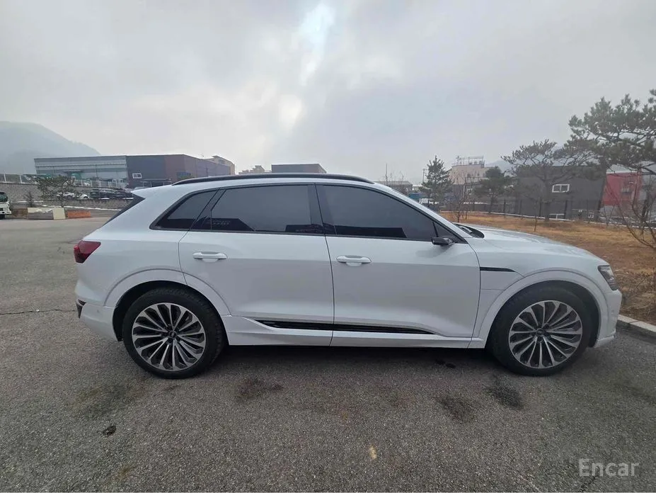 Фото 6 - Audi Q8 e-tron