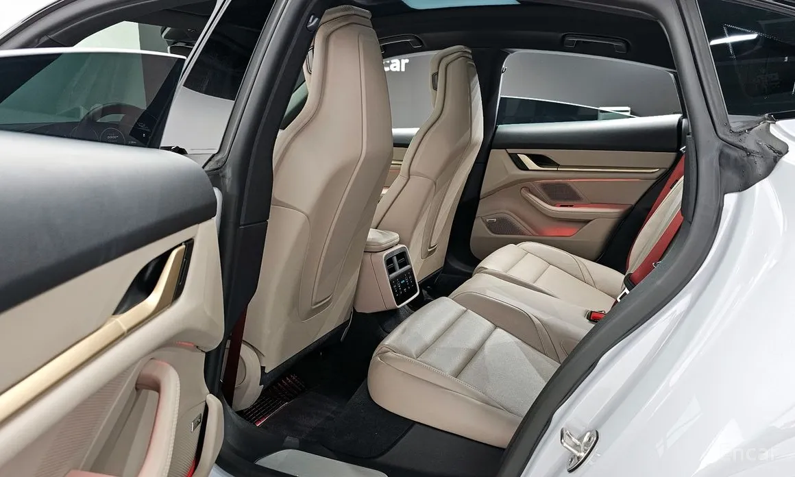 Фото 10 - Porsche Taycan